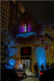 Inviting Light Opens with a Glowing Response