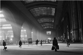 "Curiosity, Courage and Adventure" Illuminates a Century of Women's Travel Photography