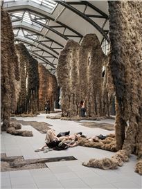 Klára Hosnedlová: embrace