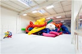 Cj Hendry Pokes Fun at Jeff Koons with Balloon-Inspired Exhibition
