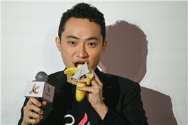 Buyer of Maurizio Cattelan Banana Invests $100m in Trump Crypto