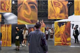 Swipe Right for Art: How the New Collectors Are Rewriting the Rules of the Art World