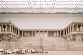 “History Is a Battleground”: Zuzanna Czebatul and the Pergamon Altar