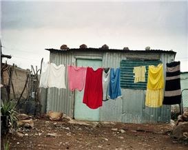 ‘Power and Simplicity: South African Photographer Wins Deutsche Börse Prize