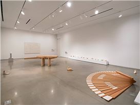 Elizabeth Atterbury’s Sculptures Disrupt the Familiar in “Leaf Litter”