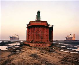 Edward Burtynsky’s Photographs Convey the Force of Mankind’s Reordering of the Environment